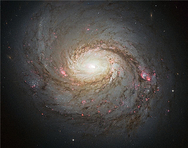 Hubble descobre mistérios escondidos em Messier 77