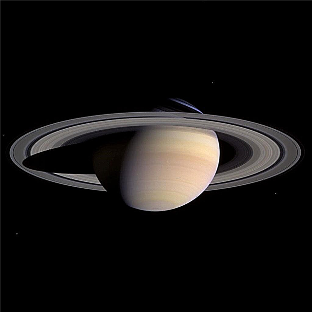 ¿De qué color es Saturno?