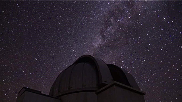 Светещи галактики блестят над телескопичен Timelapse подобен на транс