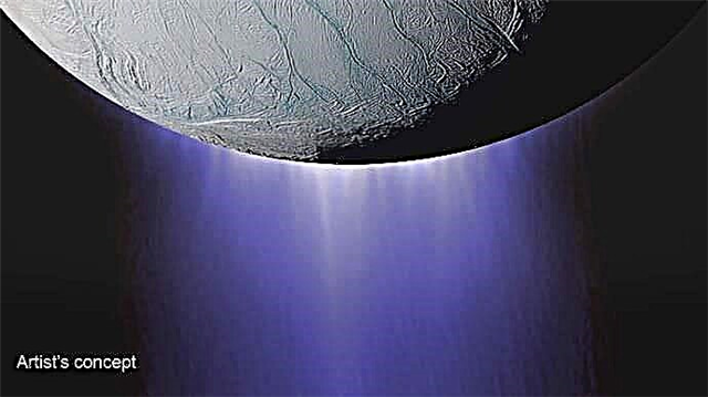 Cassini Watches Star Melalui Membanggakan Enceladus
