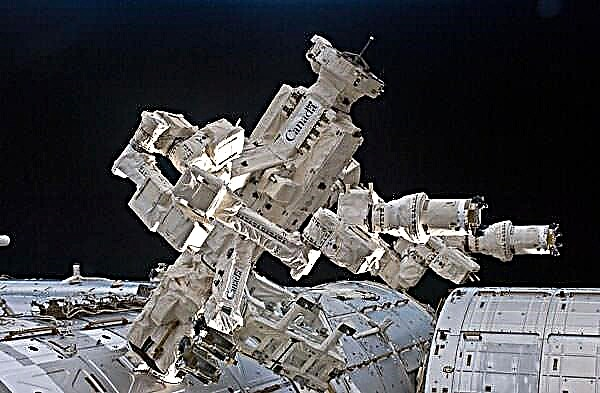 Der Weltraumroboter repariert sich selbst und nimmt Selfie auf, während ein lustiger Livetweet auf dem Boden passiert