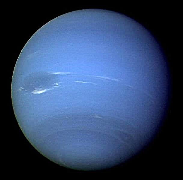 Como é a atmosfera de Netuno?