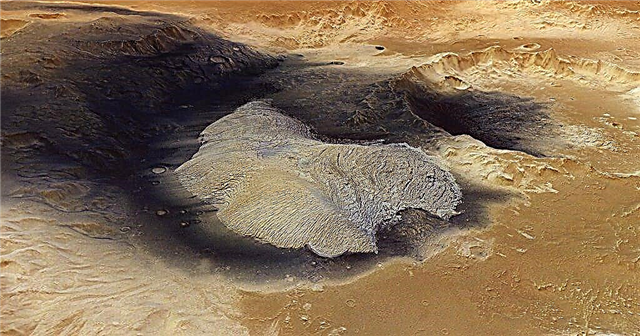 Tato černá skvrna na Marsu by mohla být vulkanickými zbytky