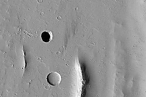 HiRISE sa pozerá na dno jamy na Marse