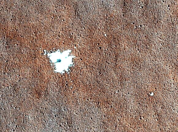 Čerstvý nárazový kráter Mars nárazem na povrch
