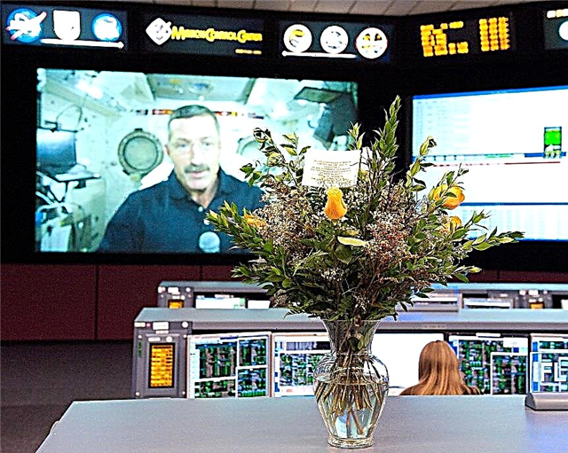 Защо букети от цветя редовно се показват в контрола на мисията на НАСА