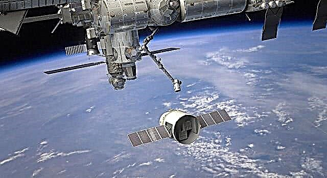 Space Station-miehistö, joka ennakoi SpaceX Dragonin saapumista