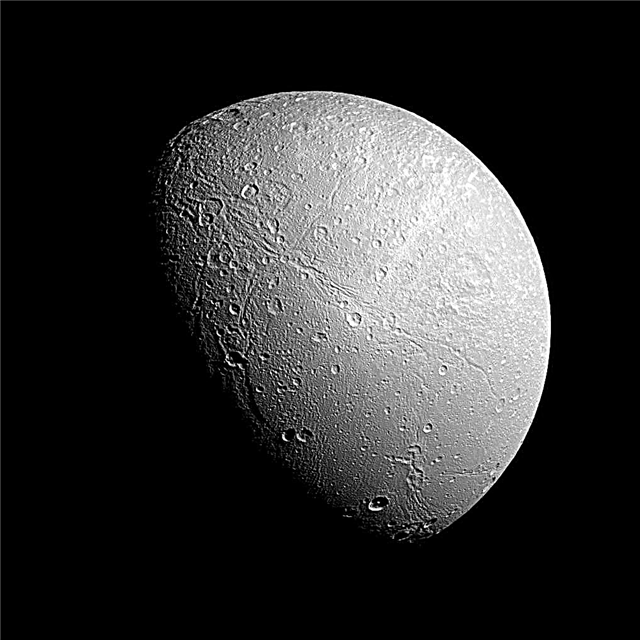 La luna Dione de Saturno puede haber estado activa como Encelado