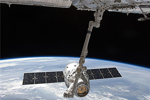 Astronaut's Mission Is to Knatch A Dragon Without Crash the Canadarm