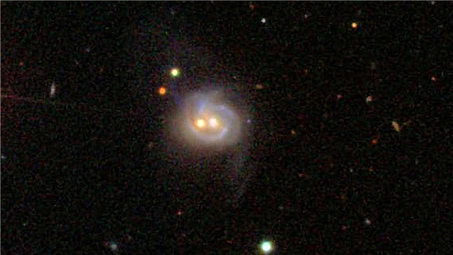 Galaxy i nærheden har to monster sorte huller