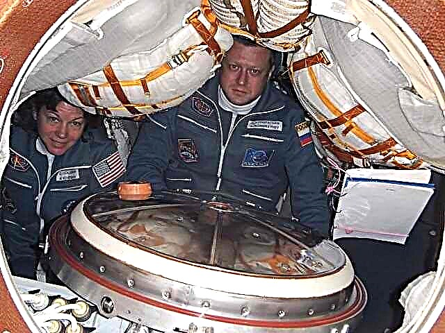 صور نادرة من داخل Soyuz أثناء الرحلة