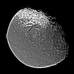 Saturns måne Iapetus gleder seg over Evig ungdom