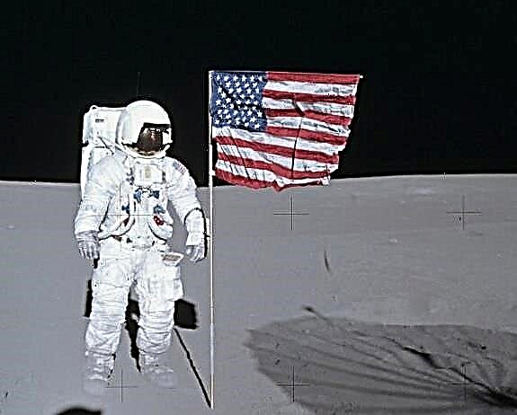 Apollo Astronaut vrne "Ukradeno" kamero - vesoljska revija