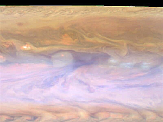 Jüpiter'in Bulutlarındaki Aralar Dönen Sıcak Noktalar