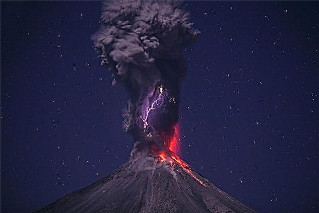 Foto Kilat Gunung Berapi yang menakjubkan di Volcán de Colima di Mexico