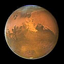 Хаббл видит пыльную бурю на Марсе