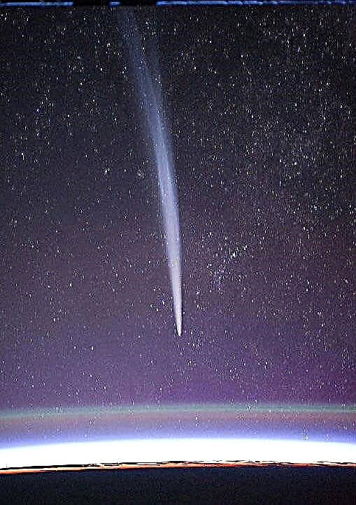 Absolútne veľkolepé fotografie kométy Lovejoy z Vesmírnej stanice