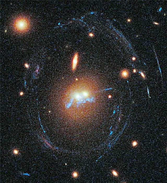 „Giant Galaxies Sport“ „Blue Bling“ sujungimas Naujajame Hablo paveikslėlyje