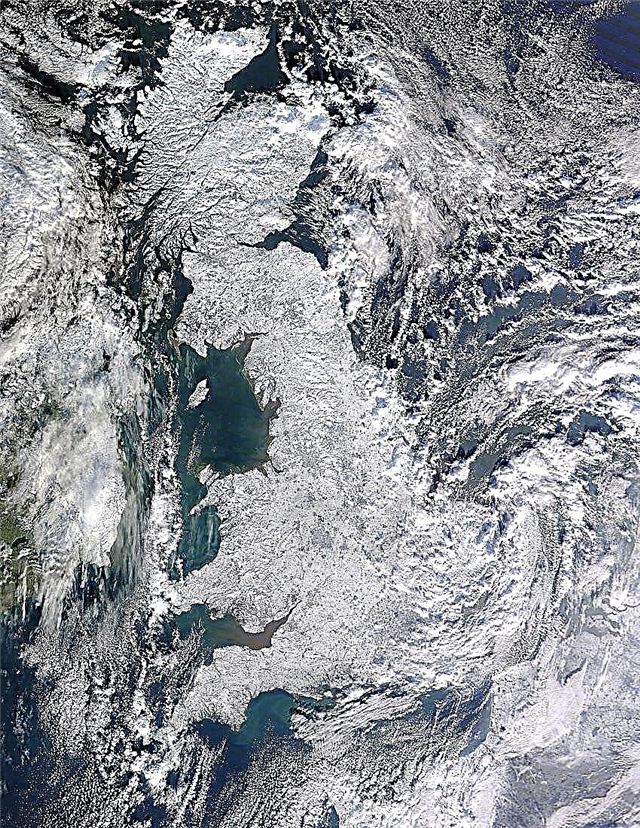 Velké sněžení ve Velké Británii, jak je vidět z vesmíru