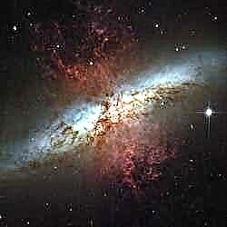 Galaxy Starburst M82 oleh Hubble