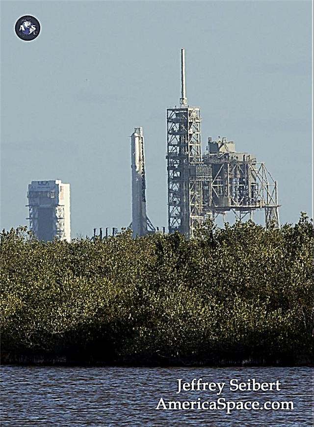 Primeiro SpaceX Falcon 9 erguido na histórica plataforma de lançamento 39A para a explosão de 18 de fevereiro