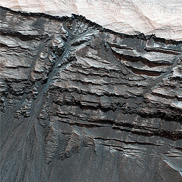 المزيد من الأدلة على تآكل السائل على سطح المريخ؟