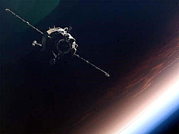 Американским астронавтам, возможно, придется покинуть космическую станцию ​​в 2012 году