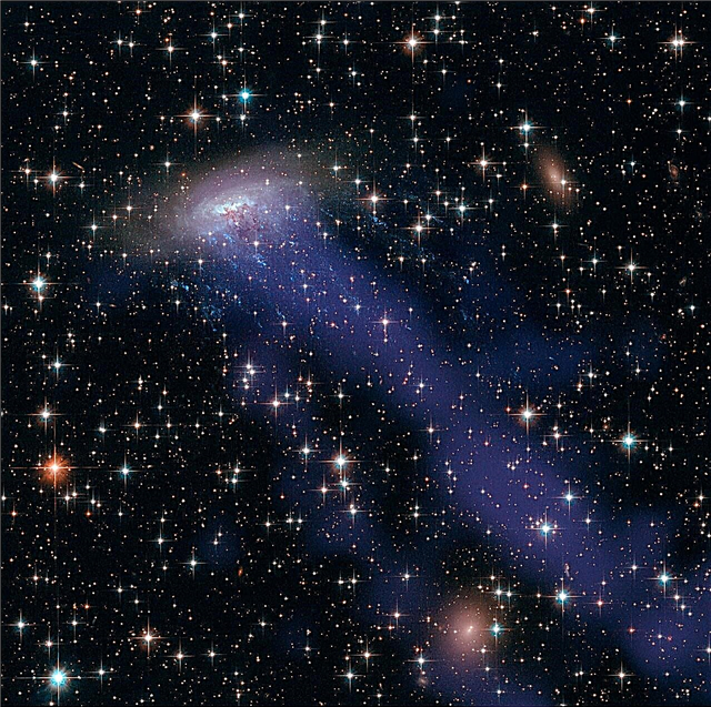 La galaxie ressemblant à une méduse semble disparaître dans tout l'espace