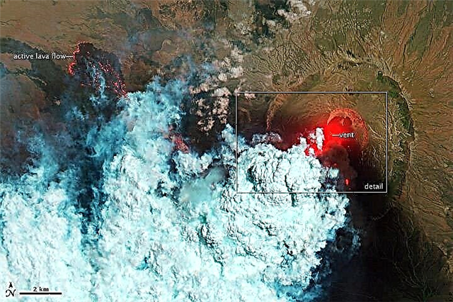 Satelitní hledí dolů vybuchující sopka Nabro