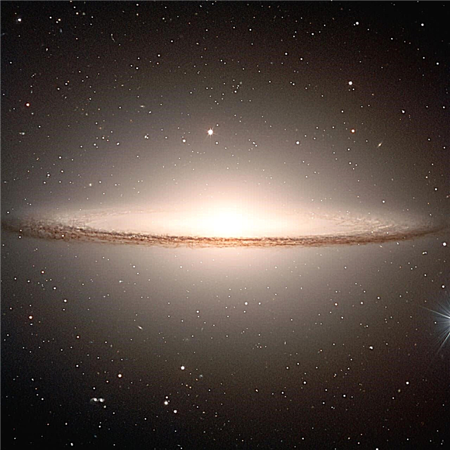 Alte Galaxien, die mit Gas gespeist werden, keine Kollisionen