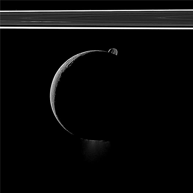 A Szaturnusz holdja rejtélyesen játszik Cassini-val
