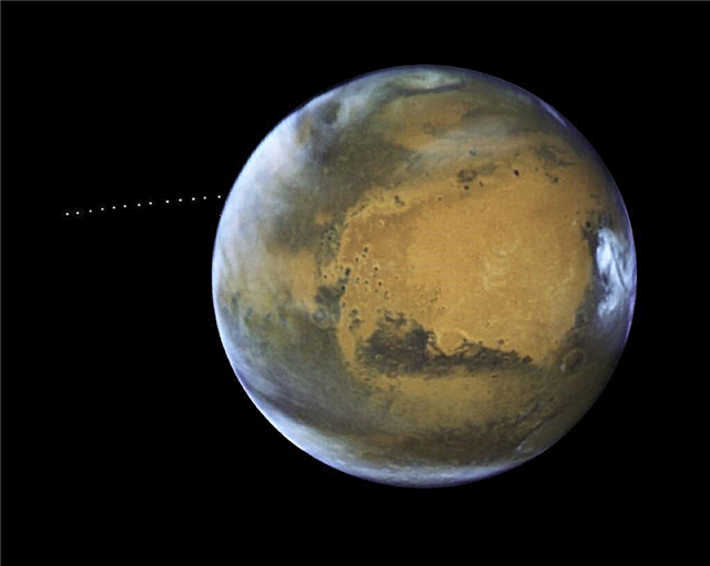Habls redz sīkus fobos, kas riņķo pa Marsu