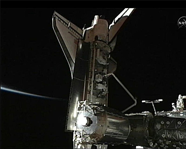 Endeavour Docks på Space Station