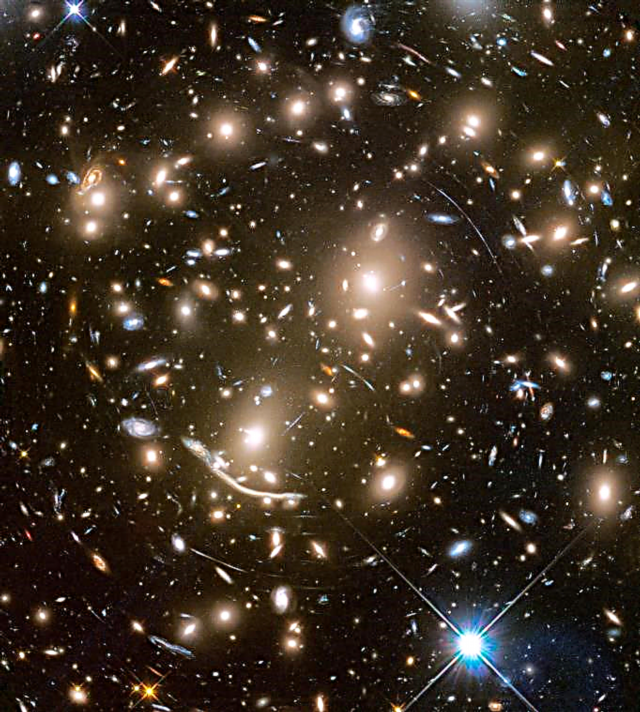 Czy małe niebieskie kropki w polach granicznych Hubble'a są prekursorami gromad kulistych?