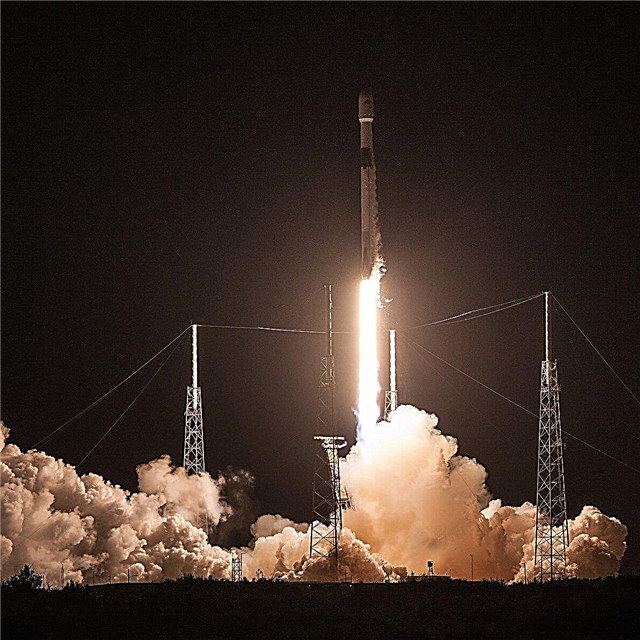 A SpaceX usa um impulsionador três vezes lançado para enviar 64 satélites para o espaço.