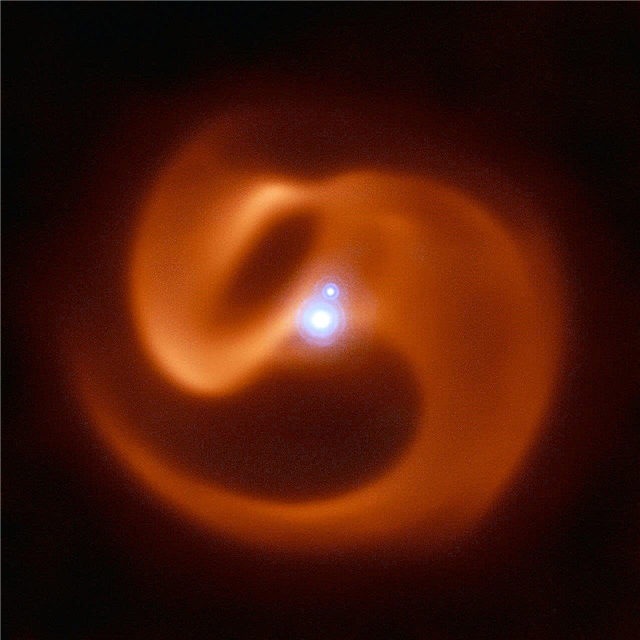 Massives Triple Star System Erzeugt dieses bizarr wirbelnde Windrad aus Staub. Und es könnte der Ort eines Gammastrahlenausbruchs sein