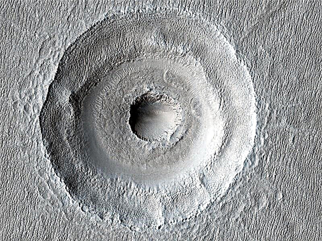 عين الثور على المريخ ، وعلى ما يبدو ، مجمع صناعي