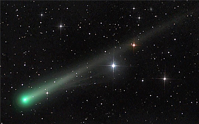 Komet ISON heizt sich auf, wächst neuer Schwanz