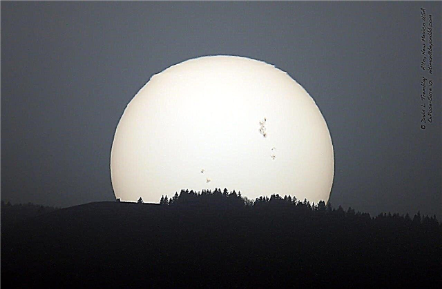 Mancha solar gigante vista a través de cielos polvorientos