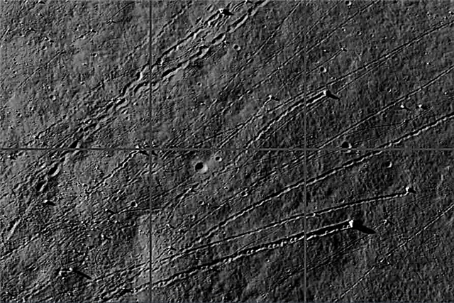 Des rochers tumultueux laissent des traces sur la lune