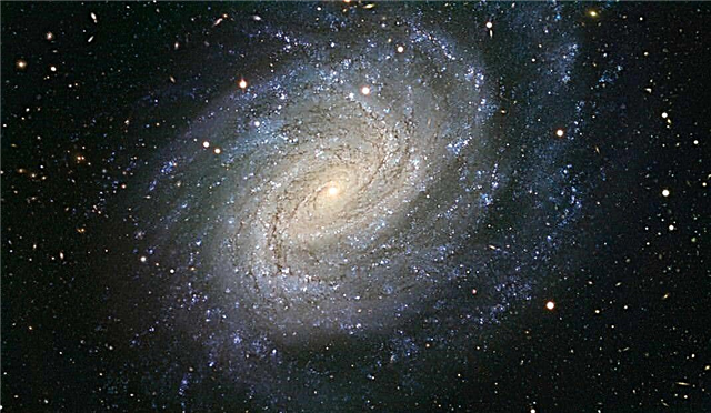 Tenang Galaxy adalah Tempat Peristiwa Ganas