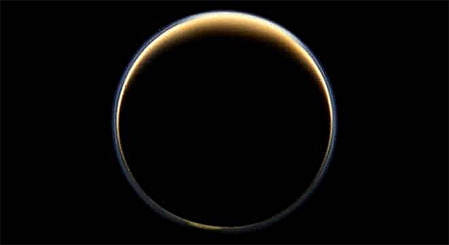 Titan mit Luftballons und Landern erkunden