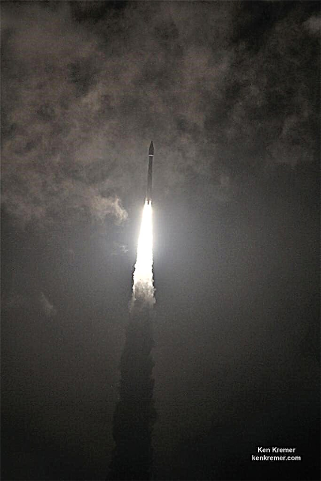 Satélite secreto NRO desvanece-se no céu noturno nublado da Cabo, envolto em segredo de decolagem: Galeria - Enquanto o ULA Atlas ganha o lançamento do Landsat