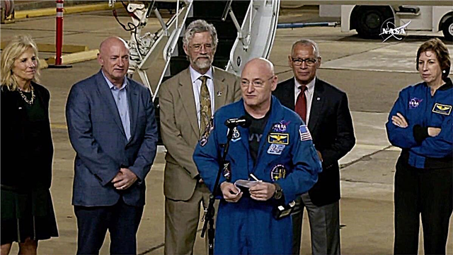 Scott Kelly revient sur Terre et aux États-Unis après une année dans l'espace! Aime trempette dans sa piscine