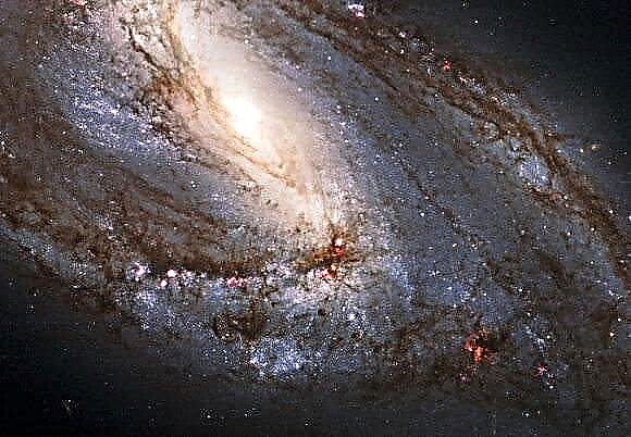 Hubble fanger forvrænget skønhed af M66