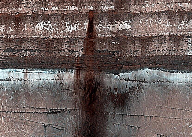 Een donkere en stoffige lawine op Mars
