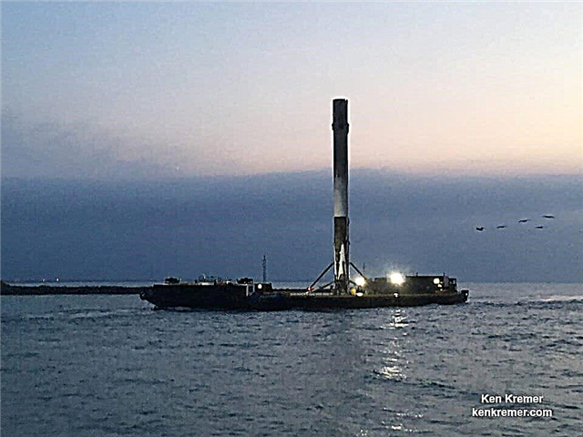 Worlds 1: a Recycled Booster från SpaceX seglar helt vid soluppgången till Port Canaveral - Foto / Videogalleri
