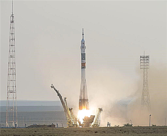 انطلاق الثلاثي الدولي من الولايات المتحدة وروسيا واليابان إلى محطة الفضاء في سويوز المطورة حديثًا