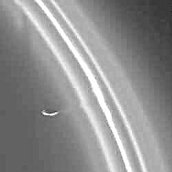Hoe Prometheus aan de F-ring van Saturnus trekt