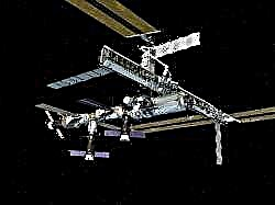 Spacewalker ziehen die Antenne des Raumfahrzeugs zurück